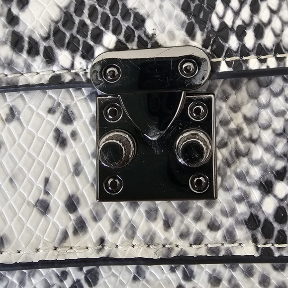 KC Zagger, Snakeprint Crossbody - Picture 4 of 8